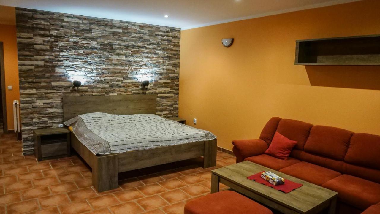 Penzion Na Hradbach Louny Exteriör bild